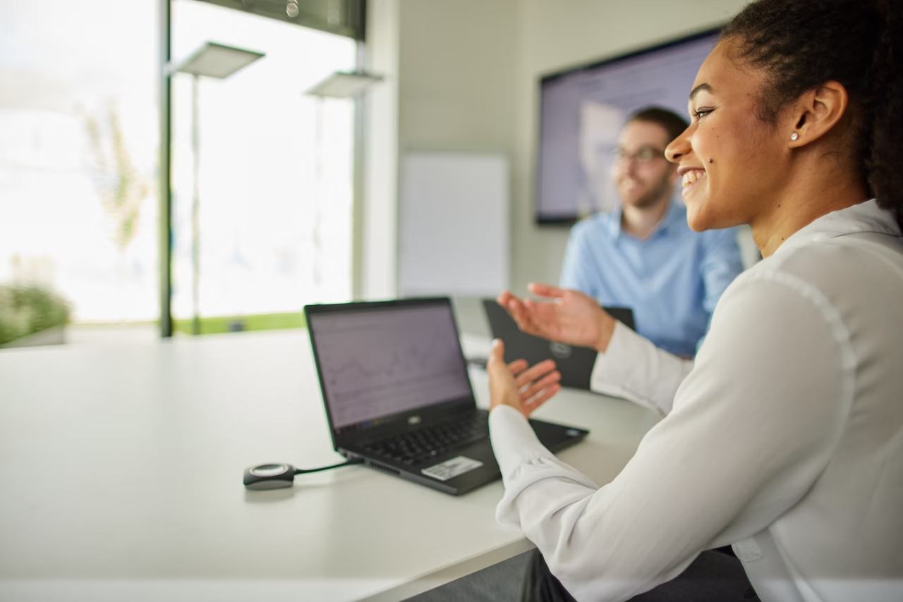 женщина в офисе