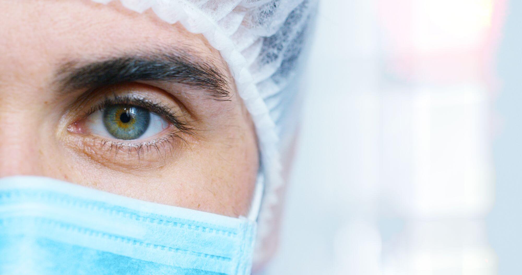 врач в медицинской маске